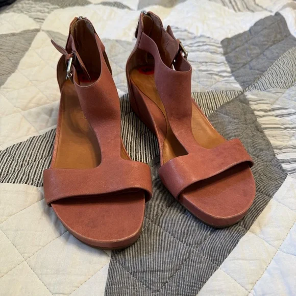 Gentle Souls Weathered PinkWedge Sandals - Picture 3 of 9